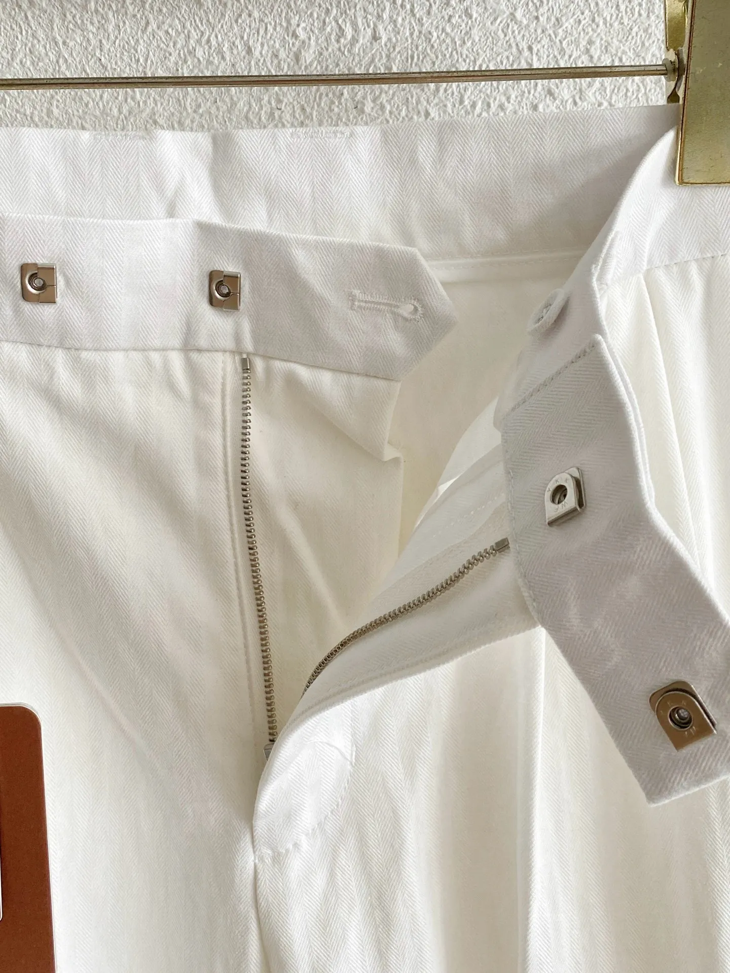 Loro Piana selects cotton and linen fabrics with soft and breathable texture, excellent drape, and the upper body is comfortable and not sweaty. Wide-leg straight fit, pleated design to enhance the lines, and the pants are loose and neat. Simple and light luxury style, available in three colors, suitable for both commuting and leisure, easily creating a relaxed and high-end look for men. Sizes:M-4XL